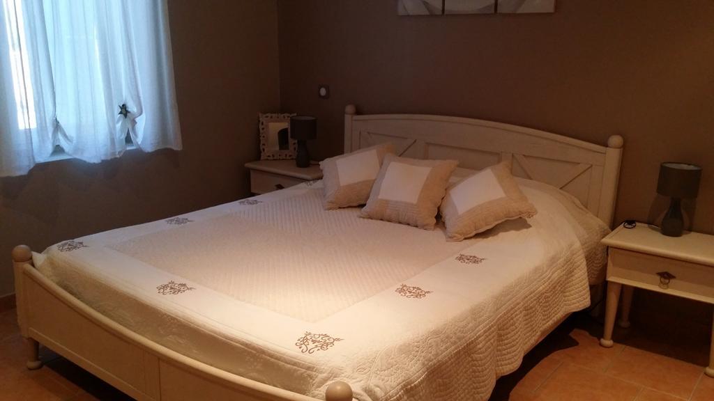 Bed and Breakfast Les Portes Du Soleil Capestang Zimmer foto