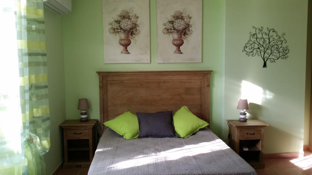 Bed and Breakfast Les Portes Du Soleil Capestang Zimmer foto
